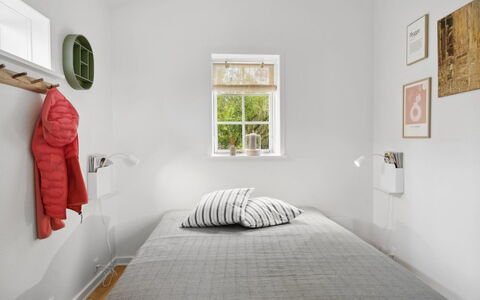 Quanna - 50M from the Sea: Wand, Schlafzimmer, Interior Design, Bett, Flooring, Fussboden, Decke, Bettdecke, Bedding, Möbel