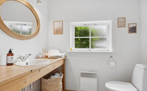 Quanna - 50M from the Sea: Armatur, Badezimmer, Interior Design, Flooring, Fussboden, Bad Sink, Zapfhahn, Decke, Installation, Sinken