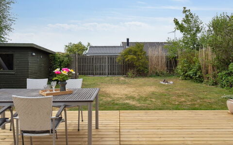 Quanna - 50M from the Sea: Holz, Gartenmöbel, Möbel, Garten, Strauch, Grundstueck, Tisch Im Freien, Stuhl, Deck