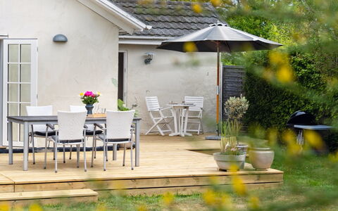 Quanna - 50M from the Sea: Möbel, Gartenmöbel, Stuhl, Tabelle, Tisch Im Freien, Garten, Deck, Blumentopf, Regenschirm