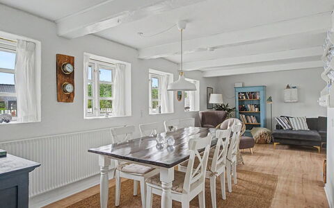 Ilkka - 220M from the Sea: Möbel, Interior Design, Flooring, Holz, Decke, Esszimmer, Tabelle, Fussboden, Küche & Esszimmer Tisch, Light Fixture