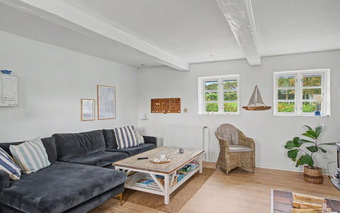 Ilkka - 220M from the Sea: Möbel, Interior Design, Couch, Flooring, Wand, Fussboden, Wohnzimmer, Holz, Zimmer, Decke