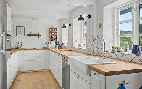 Ilkka - 220M from the Sea: Küche, Countertop, Flooring, Cabinetry, Interior Design, Holz, Möbel, Spüle, Küchengerät, Sinken