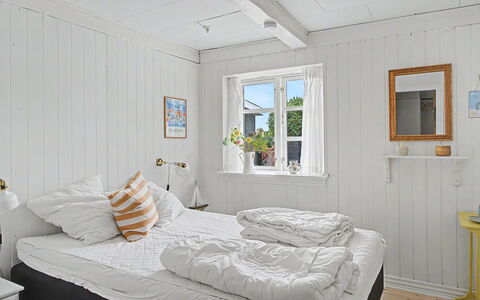 Ilkka - 220M from the Sea: Holz, Flooring, Fussboden, Schlafzimmer, Planke, Hartholz, Bettdecke, Bedding, Holzboden, Bett