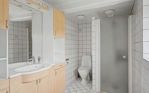 Ilkka - 220M from the Sea: Armatur, Flooring, Wand, Fussboden, Sinken, Badezimmer, Interior Design, Bad Sink, Installation, Decke
