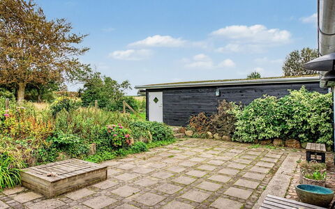 Ilkka - 220M from the Sea: Strauch, Garten, Grundstueck, Zuhause, Ground, Flagstone, Hinterhof, Landscaping, Walkway