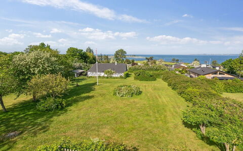 Ilkka - 220M from the Sea: Grün, Landschaft, Wohngebiet, Grundstueck, Menschliche Siedlung, Einfach, Estate, Vorort, Garten