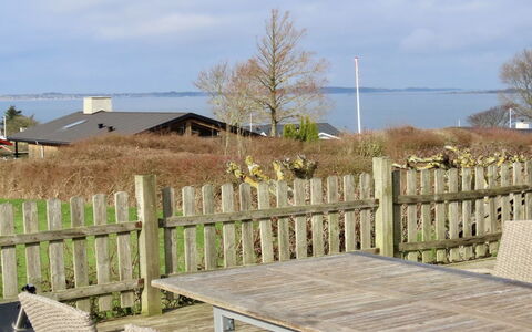 Ilkka - 220M from the Sea: Zaun, Home Fechten, Küste, Lattenzaun, Gartenmöbel, Schatten, Veranda, Tisch Im Freien, Planke