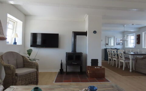 Ilkka - 220M from the Sea: Möbel, Flooring, Interior Design, Fussboden, Holz, Decke, Zimmer, Wohnzimmer, Tabelle, Holzboden