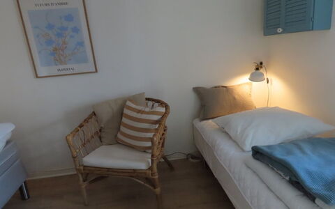 Ilkka - 220M from the Sea: Möbel, Schlafzimmer, Bett, Interior Design, Holz, Bettdecke, Fussboden, Bedding, Linens, Flooring