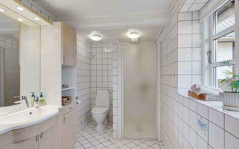 Ilkka - 220M from the Sea: Flooring, Wand, Armatur, Interior Design, Fussboden, Decke, Badezimmer, Sinken, Installation, Fliese