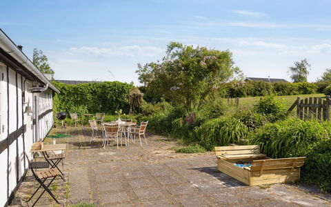 Ilkka - 220M from the Sea: Strauch, Grundstueck, Garten, Hütte, Ground, Schatten, Hinterhof, Landscaping, Rasen