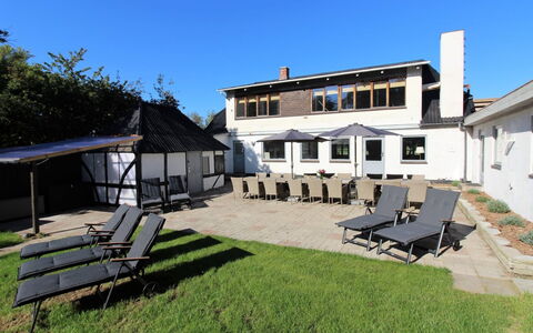 Dana - 525M from the Sea: Dach, Zuhause, Tür, Hütte, Schatten, Abstellgleis, Garten, Estate, Hinterhof