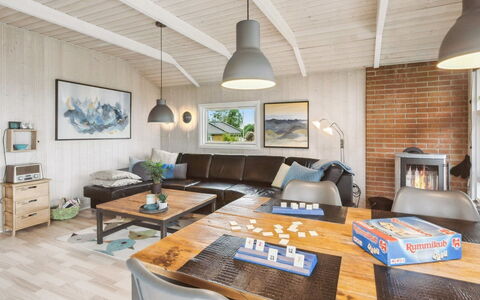 Hjalmsvider - 300M from the Sea: Möbel, Interior Design, Couch, Flooring, Holz, Decke, Wohnzimmer, Zimmer, Fussboden, Light Fixture