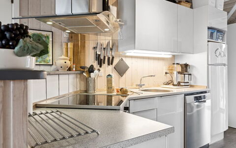 Hjalmsvider - 300M from the Sea: Küche, Küchengerät, Countertop, Major Appliance, Interior Design, Möbel, Haushaltsgerät, Cabinetry, Flooring, Spüle