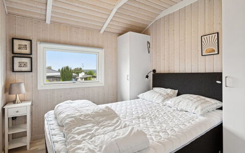 Hjalmsvider - 300M from the Sea: Holz, Schlafzimmer, Bett, Zuhause, Fussboden, Bettdecke, Bedding, Bettrahmen, Hartholz, Planke