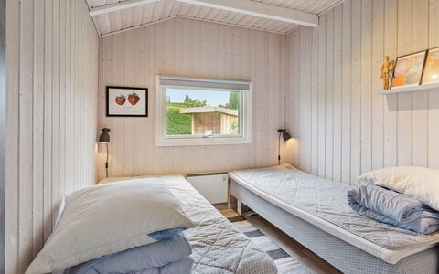 Hjalmsvider - 300M from the Sea: Holz, Schlafzimmer, Fussboden, Interior Design, Flooring, Zuhause, Decke, Bett, Möbel, Tür