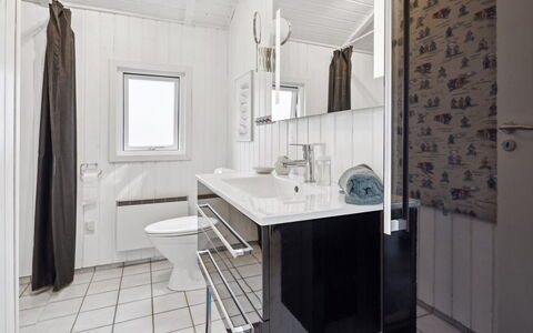 Hjalmsvider - 300M from the Sea: Armatur, Flooring, Fussboden, Interior Design, Badezimmer, Decke, Sinken, Installation, Zapfhahn, Verbundwerkstoff