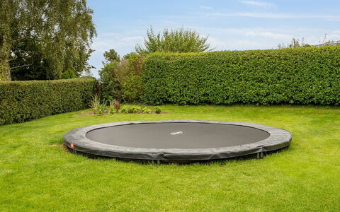 Hjalmsvider - 300M from the Sea: Trampolining - Geräte Und Materialien, Trampolin, Freizeit, Trampolin Springen, Garten, Rasen, Schatten, Garten, Park, Hinterhof