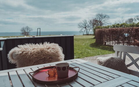 Neno - 100M from the Sea: Haus, Zuhause, Dach, Wohngebiet, Hütte, Estate, Bauernhaus, Rasen, Landscaping, Abstellgleis