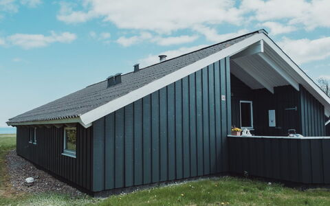 Neno - 100M from the Sea: Haus, Zuhause, Dach, Wohngebiet, Hütte, Estate, Bauernhaus, Rasen, Landscaping, Abstellgleis