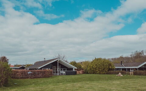 Neno - 100M from the Sea: Haus, Zuhause, Dach, Wohngebiet, Hütte, Estate, Bauernhaus, Rasen, Landscaping, Abstellgleis