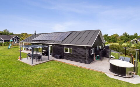 Amdi - 700M from the Sea: Die Architektur, Dach, Zuhause, Verbundwerkstoff, Daylighting, Abstellgleis, Auffahrt