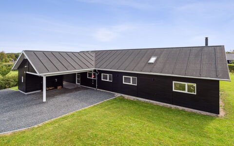 Amdi - 700M from the Sea: Die Architektur, Dach, Zuhause, Verbundwerkstoff, Daylighting, Abstellgleis, Auffahrt