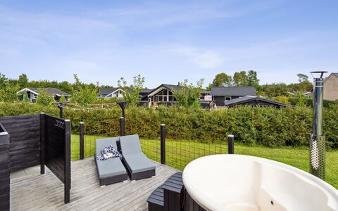 Amdi - 700M from the Sea: Die Architektur, Dach, Zuhause, Verbundwerkstoff, Daylighting, Abstellgleis, Auffahrt