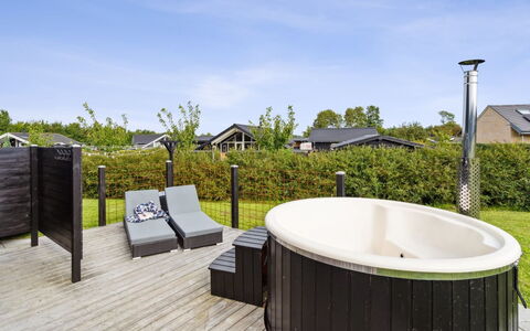 Amdi - 700M from the Sea: Die Architektur, Dach, Zuhause, Verbundwerkstoff, Daylighting, Abstellgleis, Auffahrt