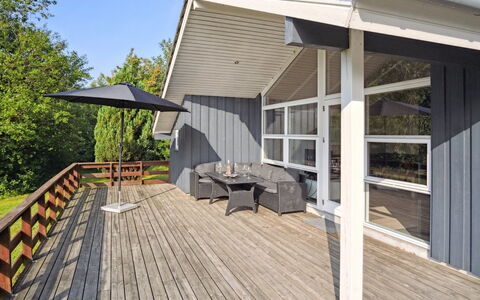 Elif - 30Km from the Sea: Dachdecken, Hütte, Haus, Dach, Zuhause, Bauernhaus, Hütte, Estate, Dorf