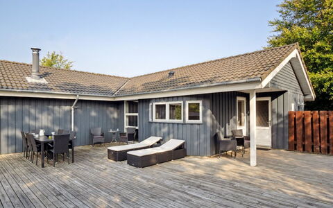 Elif - 30Km from the Sea: Dachdecken, Hütte, Haus, Dach, Zuhause, Bauernhaus, Hütte, Estate, Dorf