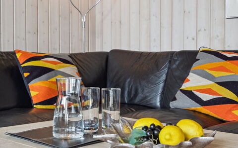 Elif - 30Km from the Sea: Möbel, Holz, Interior Design, Flooring, Tabelle, Couch, Fussboden, Wohnzimmer, Zuhause, Holzboden