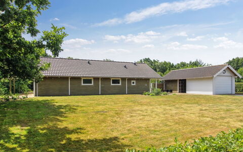 Sanna - 30Km from the Sea: Dach, Haus, Zuhause, Hütte, Tür, Abstellgleis, Deck, Veranda, Planke, Hartholz