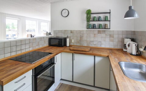 Joona - 12Km from the Sea: Flooring, Countertop, Küche, Holz, Fussboden, Interior Design, Cabinetry, Küchengerät, Möbel, Major Appliance