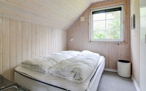 Joona - 12Km from the Sea: Holz, Schlafzimmer, Bett, Bettdecke, Bedding, Fussboden, Möbel, Bettrahmen, Hartholz, Zimmer