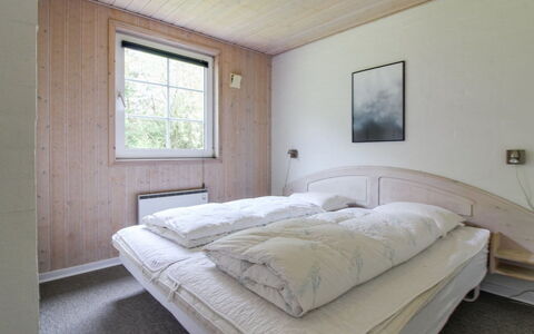Joona - 12Km from the Sea: Holz, Schlafzimmer, Bett, Bettdecke, Bedding, Bettrahmen, Decke, Hartholz, Daylighting, Holzbeize