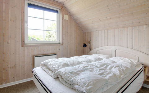 Joona - 12Km from the Sea: Schlafzimmer, Holz, Bett, Bettdecke, Bedding, Decke, Interior Design, Fussboden, Bettrahmen, Zuhause