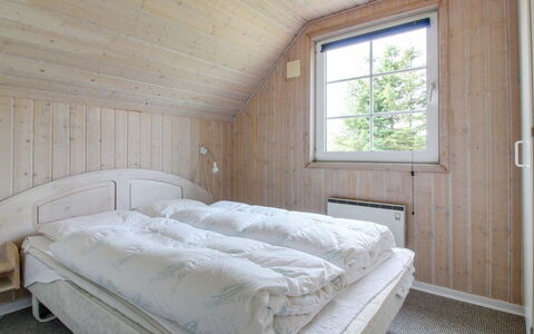 Joona - 12Km from the Sea: Holz, Schlafzimmer, Decke, Zuhause, Bett, Bettdecke, Bedding, Bettrahmen, Hartholz, Hütte