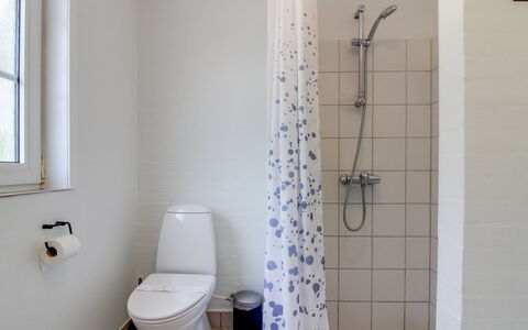 Joona - 12Km from the Sea: Badezimmer, Armatur, Toilleten Sitz, Wand, Toilette, Flooring, Fussboden, Bad Sink, Sinken, Installation
