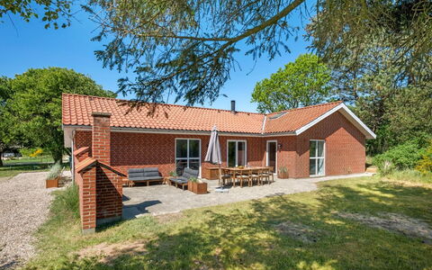Anniesette - 1.5Km from the Sea: Möbel, Interior Design, Flooring, Holz, Fussboden, Decke, Holzboden, Stuhl, Tabelle, Beleuchtung