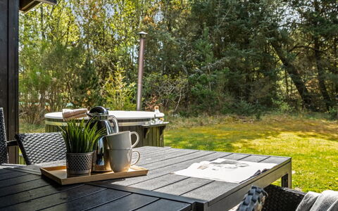 Eli - 1.5Km to the Fjord: Möbel, Gartenmöbel, Holz, Tabelle, Stuhl, Tisch Im Freien, Küche & Esszimmer Tisch, Garten, Schatten, Hinterhof
