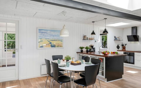 Eli - 1.5Km to the Fjord: Möbel, Interior Design, Flooring, Decke, Küche, Holz, Küche & Esszimmer Tisch, Light Fixture, Stuhl, Countertop