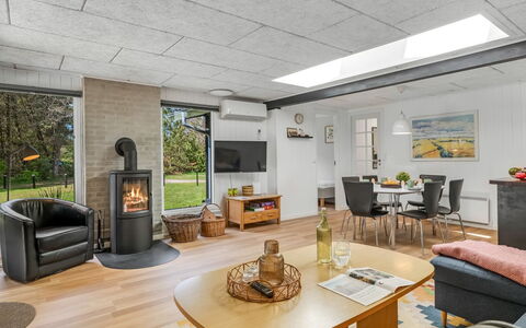 Eli - 1.5Km to the Fjord: Flooring, Möbel, Interior Design, Holz, Fussboden, Decke, Beleuchtung, Zimmer, Light Fixture, Wohnzimmer