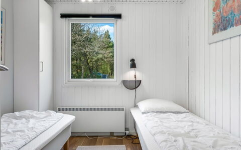 Eli - 1.5Km to the Fjord: Holz, Schlafzimmer, Bedding, Bett, Bettrahmen, Bettdecke, Planke, Hartholz, Holzbeize, Farbe