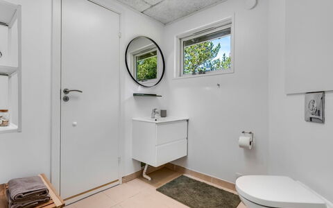 Eli - 1.5Km to the Fjord: Flooring, Armatur, Fussboden, Interior Design, Toilleten Sitz, Toilette, Sinken, Installation, Badezimmer, Zapfhahn