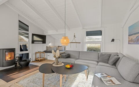 Flepko - 50M from the Sea: Holz, Flooring, Interior Design, Decke, Couch, Fussboden, Wohnzimmer, Zuhause, Zimmer