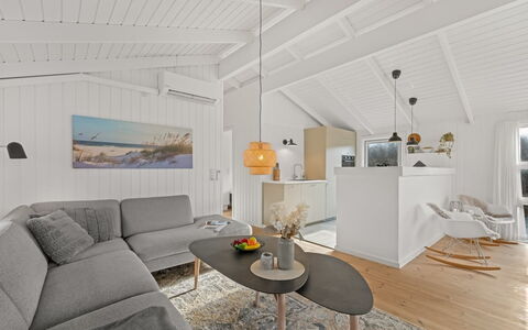 Flepko - 50M from the Sea: Flooring, Interior Design, Decke, Fussboden, Zuhause, Wohnzimmer, Zimmer, Light Fixture, Couch