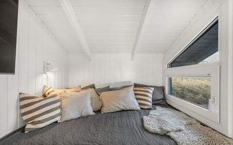 Flepko - 50M from the Sea: Holz, Interior Design, Fussboden, Schlafzimmer, Flooring, Linens, Bett, Decke, Zimmer, Bettdecke