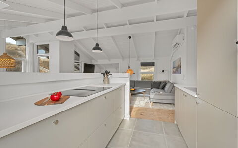 Flepko - 50M from the Sea: Küche, Flooring, Countertop, Holz, Interior Design, Decke, Fussboden, Cabinetry, Möbel, Light Fixture